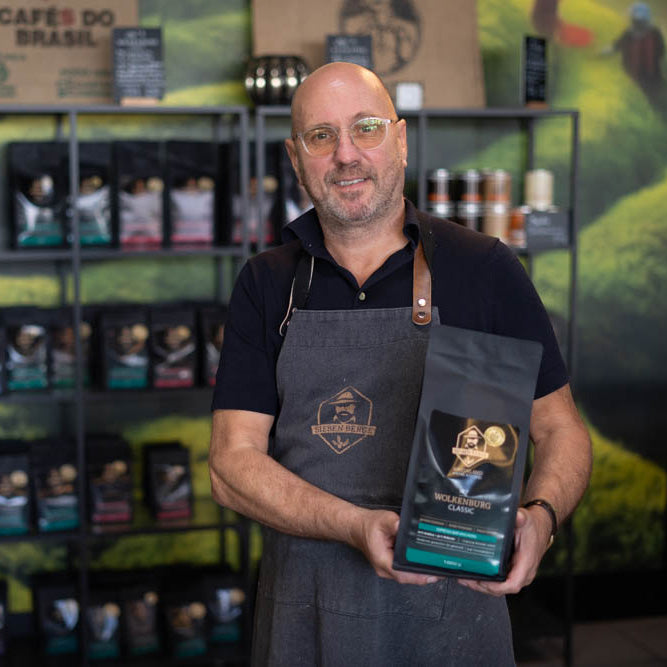 Jörg Stein, Gründer und Röstmeister von Sieben Berge, mit einer Kaffeeverpackung